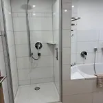 Grosse, Ruhige In Rosengarten - Parkplaetze - 3 Schlafzimmer - Fahrradraum Διαμέρισμα *