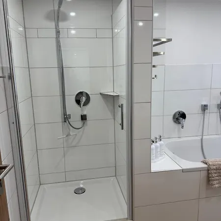 Grosse, Ruhige Wohnung In Rosengarten - Parkplaetze - 3 Schlafzimmer - 7 Personen - 3 Tv Διαμέρισμα *